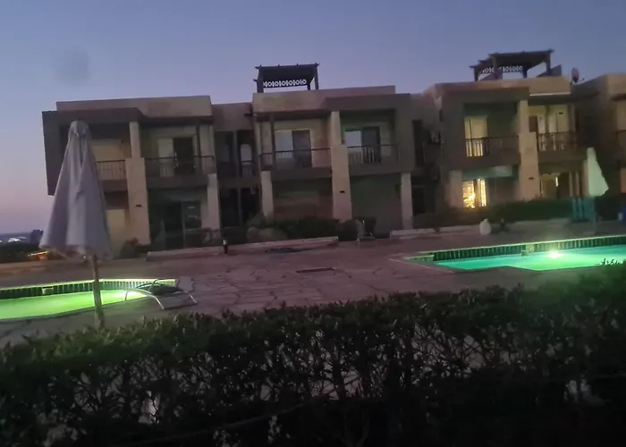 Dağ evi غرفتين ارضى بجنينه صف اول بحر و بسين بقرية كورنادو مارينا السخنه للعائلات فقط او جروب بنات *