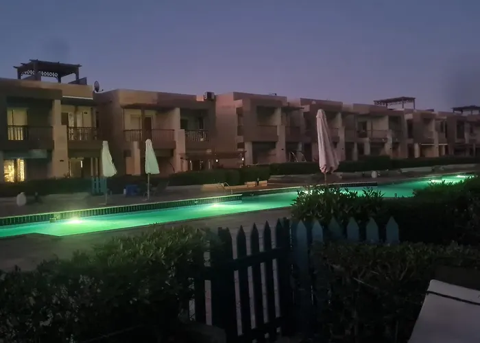 Dağ evi غرفتين ارضى بجنينه صف اول بحر و بسين بقرية كورنادو مارينا السخنه للعائلات فقط او جروب بنات