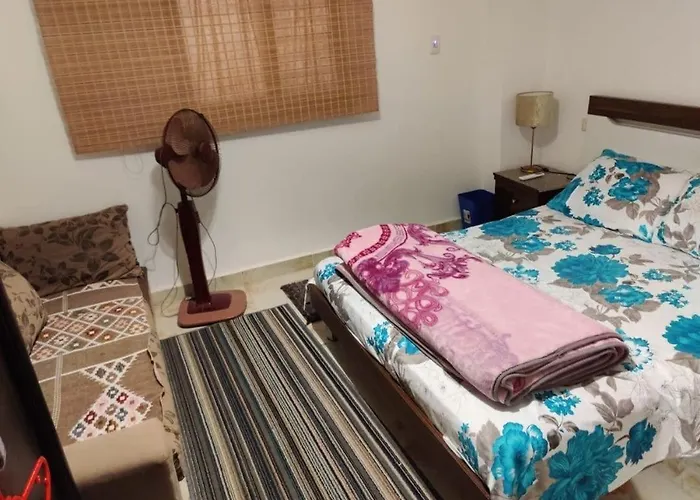 غرفتين ارضى بجنينه صف اول بحر و بسين بقرية كورنادو مارينا السخنه للعائلات فقط او جروب بنات Dağ evi *